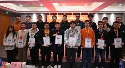 一群人站在一起合影 描述已自动生成 一群人站在一起合影 描述已自动生成