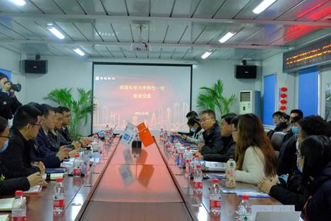 许多人在商店里 描述已自动生成 许多人在商店里 描述已自动生成