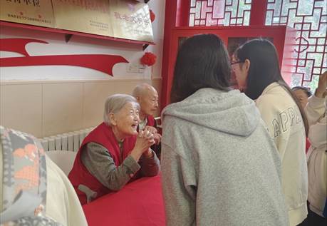 一群人在床上 中度可信度描述已自动生成 一群人在床上 中度可信度描述已自动生成