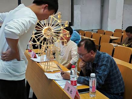 图片包含 桌子, 人, 室内, 男人 描述已自动生成 图片包含 桌子, 人, 室内, 男人 描述已自动生成